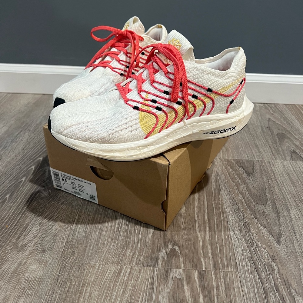 Women’s Nike shoes size 8.5